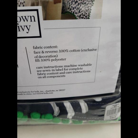 PRICE DROP! NEW Crown and ivy reversible twin quilt set - Picture 4 of 11